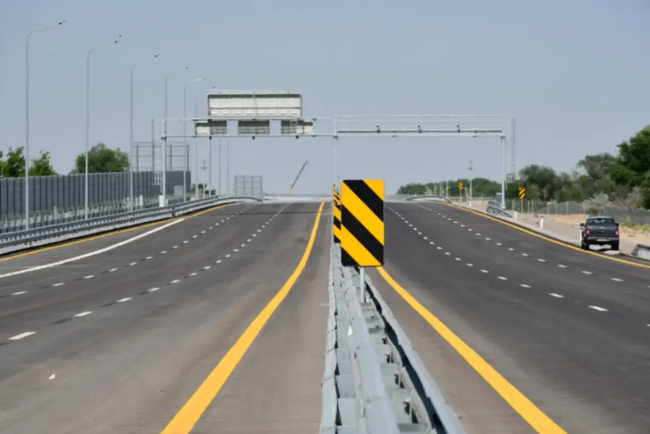A divided road and traffic infrastructure